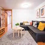 E3Val1048 - Newly Decorated Flat Closed To The Cent